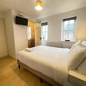 cosy-room-with-en-suite-in-greenwich.cambridgehotelsuk.com/