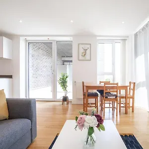 lovely-1-bed-apartment-canning-town.cambridgehotelsuk.com/
